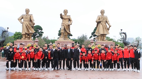  Thầy trò HLV Chu Đình Nghiêm tham quan di tích, ôn sử hào hùng!